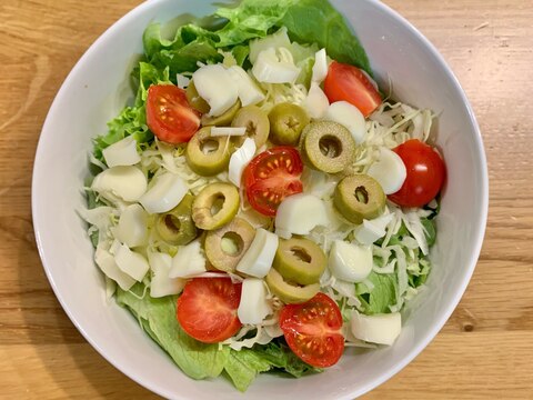 チーズとオリーブの野菜サラダ